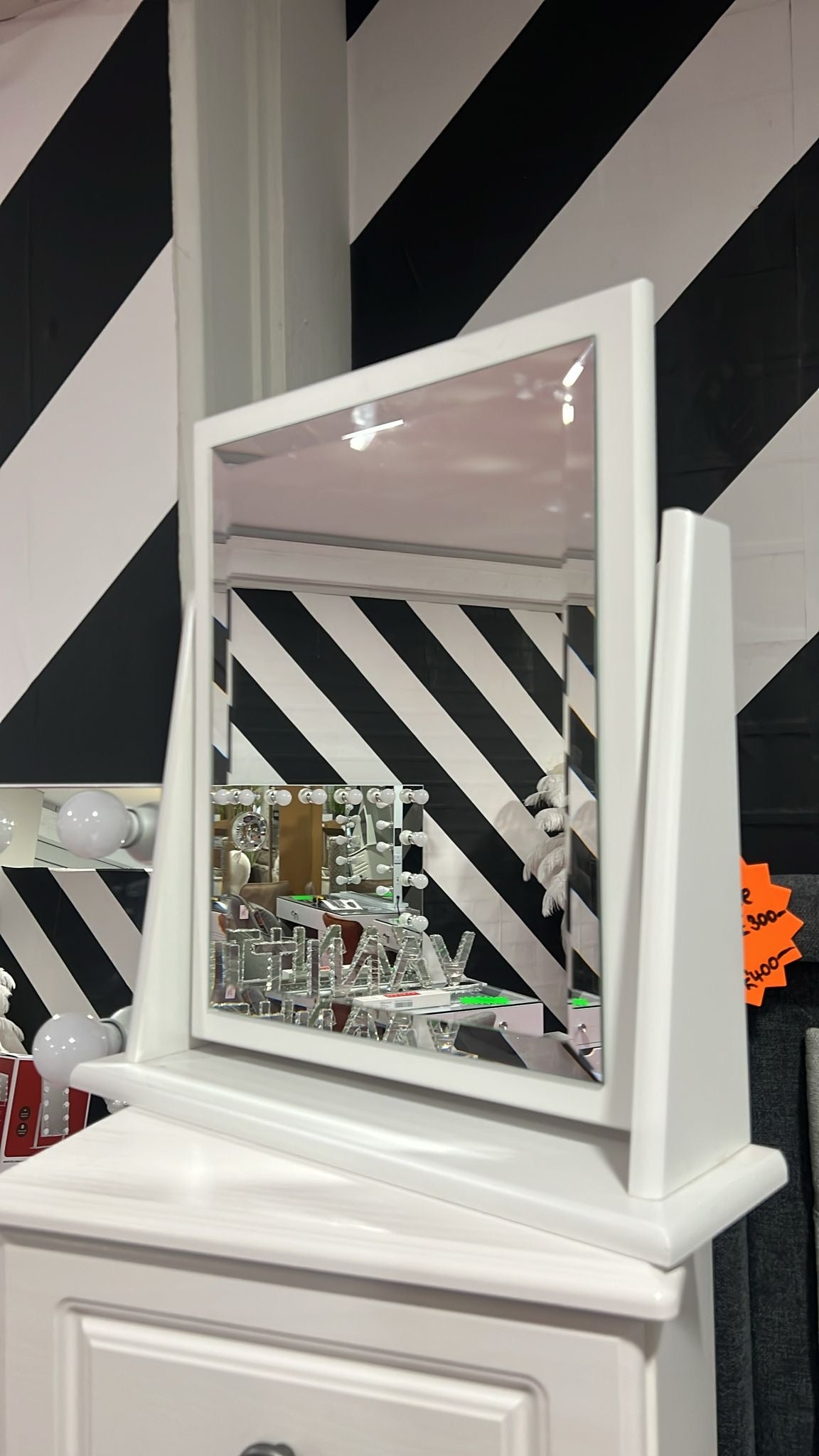 Shop display White inspirations swivel mirror