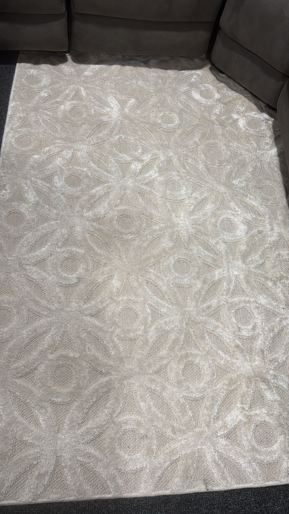 Shop display 160 x 230 cms cream rug